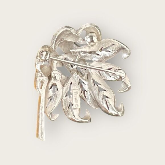 Vintage crown Trifari textured silver tone wind blown Blossom brooch - Picture 6 of 7